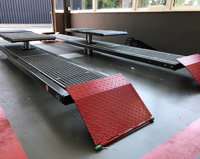 Slift 2-Stempelhebebühne Maestro M35-44 mit Modulfahrflächen und Radfreiheber